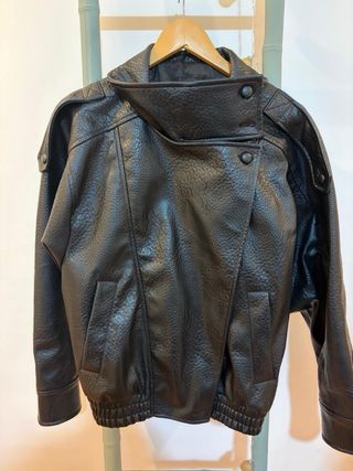 Bomber efecto piel oversize Zara