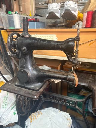Máquina Singer de coser cuero. Funcionando.