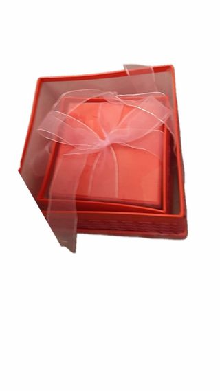 Caja de regalo rosa y roja con lazo