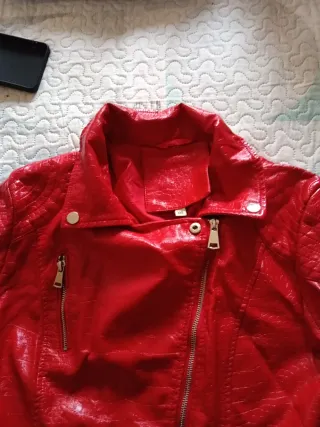 Chaqueta cuero roja efecto piel