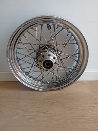 Llanta Harley Davidson Cromada de 16 pulgadas.