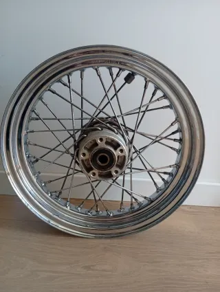 Llanta Harley Davidson Cromada de 16 pulgadas.