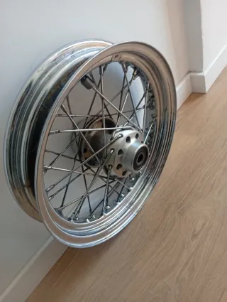 Llanta Harley Davidson Cromada de 16 pulgadas.