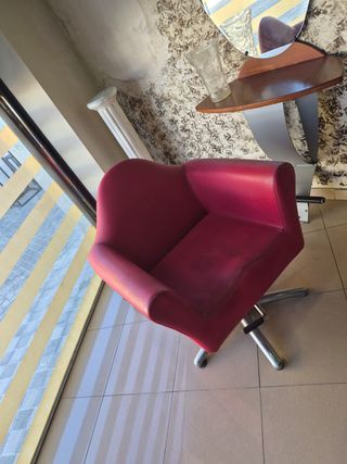 Sillas de peluquería. Espejos y mostrador