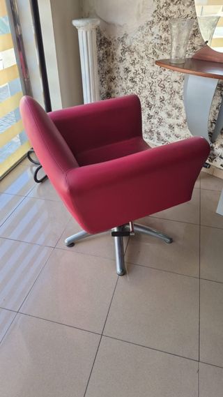 Sillas de peluquería. Espejos y mostrador