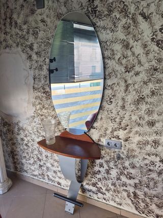Sillas de peluquería. Espejos y mostrador