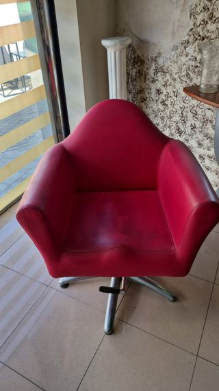 Sillas de peluquería. Espejos y mostrador