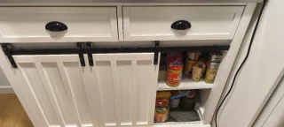 Mueble de cocina blanco y plateado