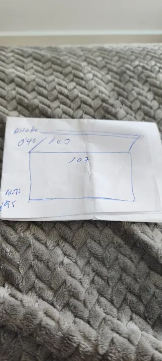 Mueble de cocina blanco y plateado