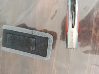 Herramienta multiusos policial con funda