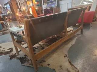 Sofá de cuero y madera