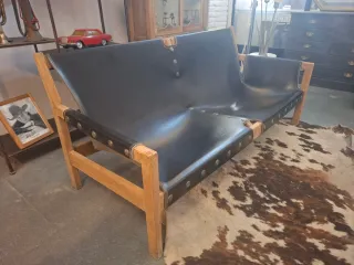Sofá de cuero y madera