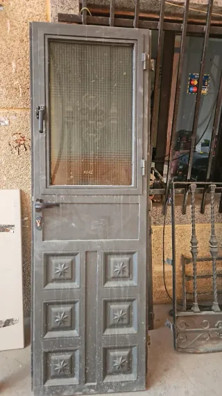 Puertas de hierro y barandillas de escalera