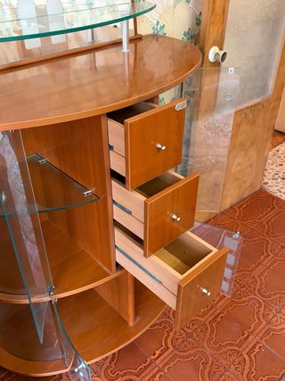 Mueble de salón con espejo y cristal