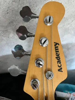 Bajo Eléctrico Academy + Amplificador SM 25B