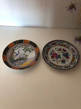 Due Antichi Piatti in Porcellana Decorati