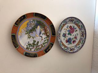 Due Antichi Piatti in Porcellana Decorati
