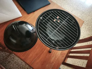 Mini barbacoa negra y plateada Usada una vez