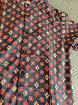 Camisa estampada y pantalón vaquero