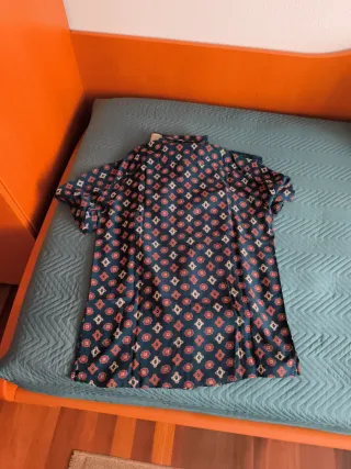 Camisa estampada y pantalón vaquero