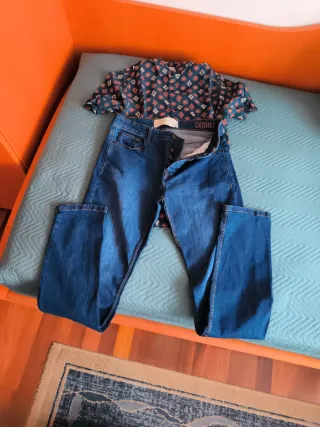 Camisa estampada y pantalón vaquero