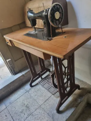 Máquina de coser Alfa antigua