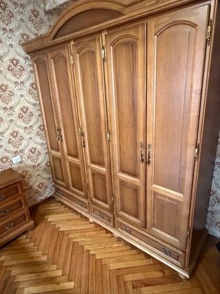 Armario de madera maciza