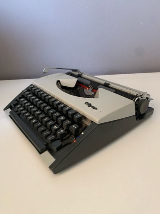 Macchina da scrivere Olympia De Luxe vintage