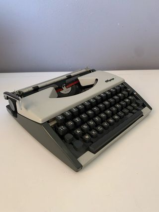 Macchina da scrivere Olympia De Luxe vintage
