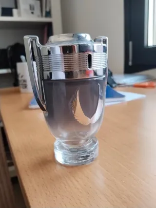 Frasco de perfume Invictus vacío