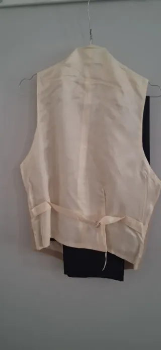 Chaqué negro y chaleco beige