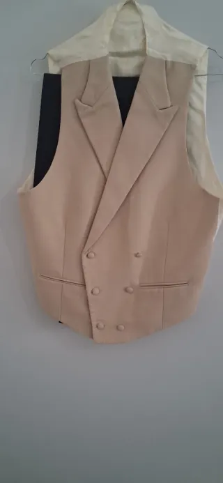 Chaqué negro y chaleco beige