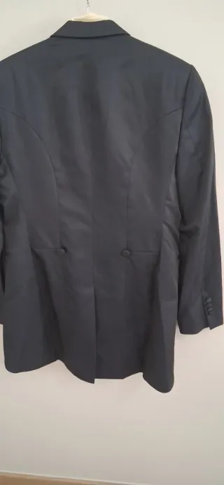 Chaqué negro y chaleco beige