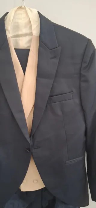 Chaqué negro y chaleco beige
