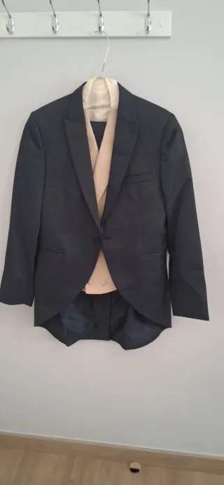 Chaqué negro y chaleco beige