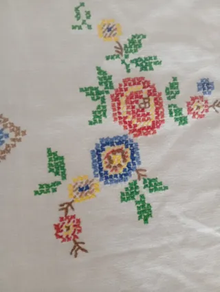 Mantel antiguo bordado a mano