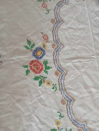 Mantel antiguo bordado a mano