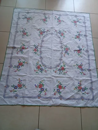 Mantel antiguo bordado a mano