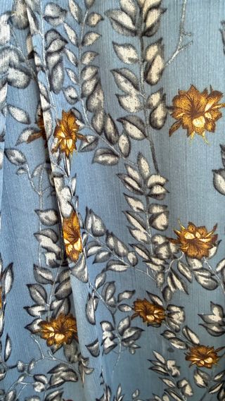 Vestido floral azul con volantes