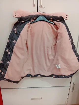 Chaqueta niña gris corazones rosa 7 años