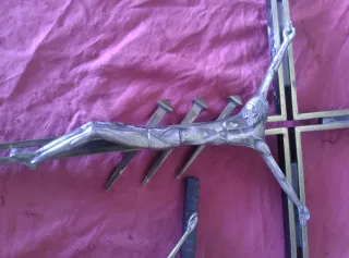 Crucifijos de metal y bronce