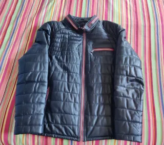 Chamarra acolchada cuero negra cremalleras rojas