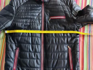 Chamarra acolchada cuero negra cremalleras rojas