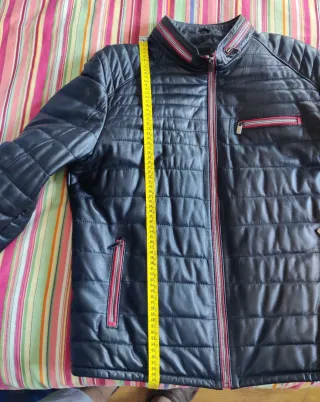 Chamarra acolchada cuero negra cremalleras rojas