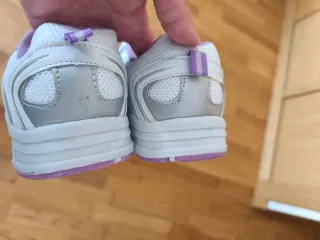Zapatillas deportivas blancas y moradas talla 39