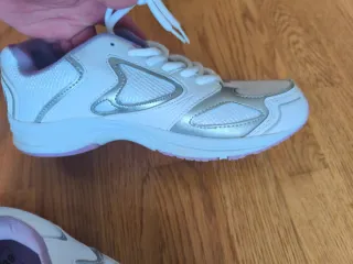 Zapatillas deportivas blancas y moradas talla 39