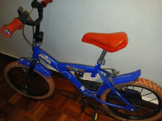 Bicicleta infantil azul y roja de 8,9 o 10 anos