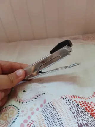 Mini grapadora plateada
