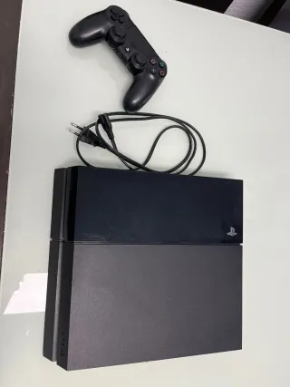 PS4 (PlayStation 4)