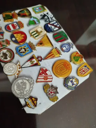 Lote de pins de clubes de fútbol